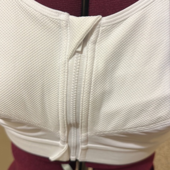 🏃🏽♀️Syrokan🏃🏽♀️white mesh-panel zip front sports bra, size 40 D. - Picture 14 of 15